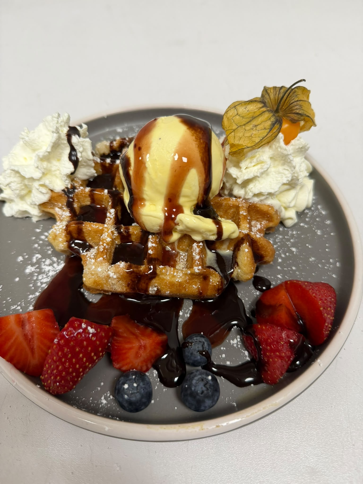 Lütticher Waffel mit Obst & Eis
